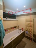 Nesprávne riešenie odvetrávania kúpeľne. Kľučka okna je vo výške 2,5 metra od podlahy.